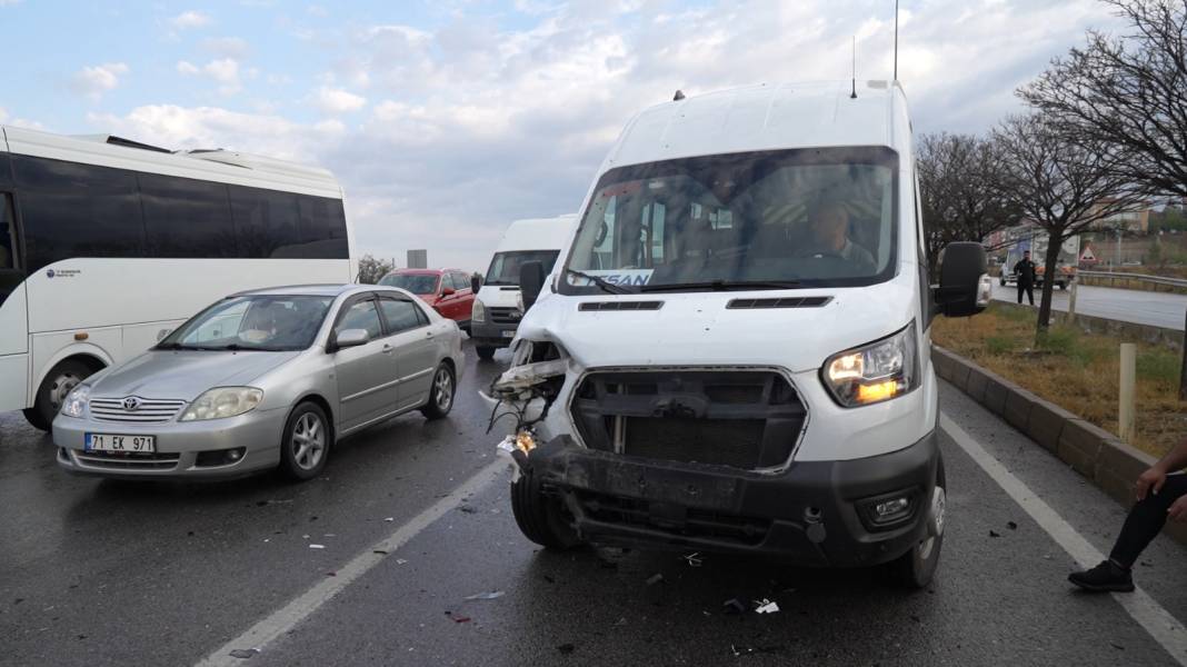 Kırıkkale'de işçi servisi ile otomobil çarpıştı: 11 yaralı 11